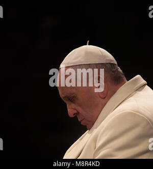 Papa Francesco presiede la celebrazione della Via Crucis del Venerdì Santo il 18 aprile 2014 presso il Colosseo a Roma. L'Italia. Foto Stock