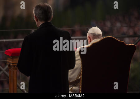 Papa Francesco presiede la celebrazione della Via Crucis del Venerdì Santo il 18 aprile 2014 presso il Colosseo a Roma. L'Italia. Foto Stock