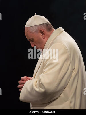 Papa Francesco presiede la celebrazione della Via Crucis del Venerdì Santo il 18 aprile 2014 presso il Colosseo a Roma. L'Italia. Foto Stock