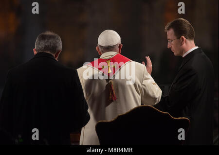 Papa Francesco presiede la celebrazione della Via Crucis del Venerdì Santo il 18 aprile 2014 presso il Colosseo a Roma. L'Italia. Foto Stock