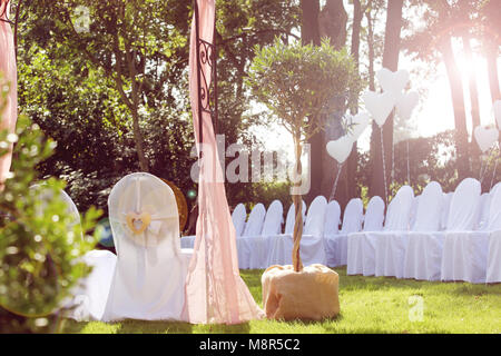 Un giardino estivo addobbate a festa per un matrimonio Foto Stock