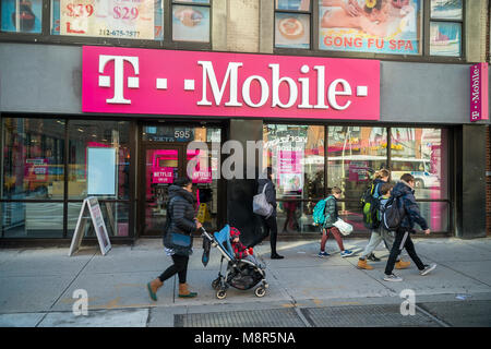 Una T-Mobile USA store è visto nel quartiere di Chelsea di New York Martedì, Marzo 13, 2018. Gli analisti prevedono che la T-Mobile di acquisire ulteriori quote di mercato dai suoi concorrenti come gli aggiornamenti della sua rete. (© Richard B. Levine) Foto Stock