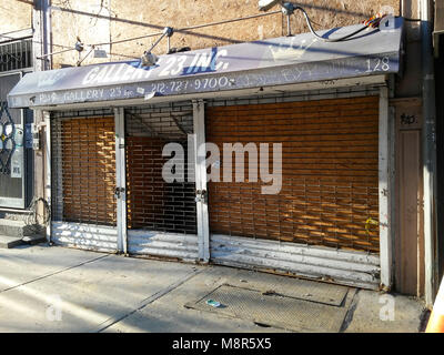 Un vacante spazio retail nel quartiere di Chelsea di New York di Domenica, 11 marzo 2018. ( Â© Richard B. Levine) Foto Stock