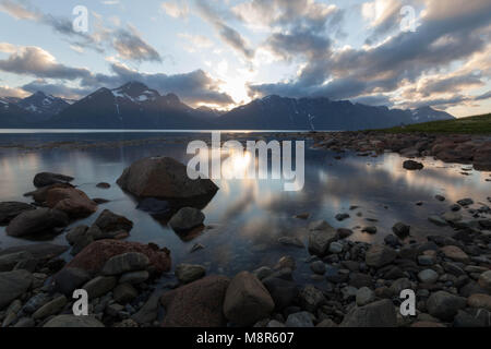 Alpi Lyngen viste attraverso il fiordo. Foto Stock