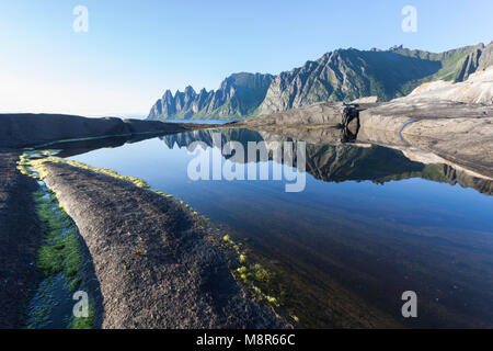 Giorno di estate a Tungeneset, Senja, Norvegia. Okshornan picchi in background. Foto Stock