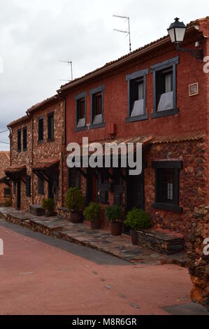 Il pittoresco villaggio con il suo nero ardesia tetti In Madriguera. Architettura viaggi di vacanza della vita rurale. Ottobre 21, 2017. Madriguera Segovia Castilla L Foto Stock