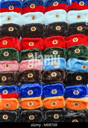 Russia Mosca Giugno 2017. Sovietica ushanki cappelli Cappelli tradizionali dell'esercito sovietico di diversi colori. Foto Stock