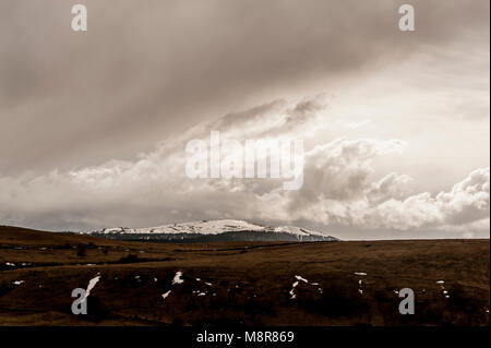 In viaggio sulla strada del paese d 3 con le montagne del Cantal in vista, Auvergne, Francia Foto Stock