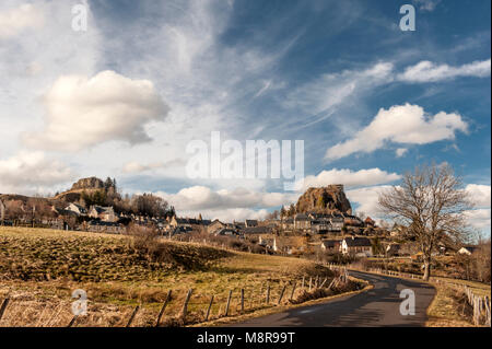 Il villaggio di Apchon nel Cantal Auvergne, Francia Foto Stock