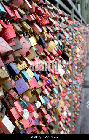 Colonia, Germania - 5 Marzo 2018: Amore lucchetti sul recinto di Hohenzollern ponte ferroviario. L'immagine verticale Foto Stock