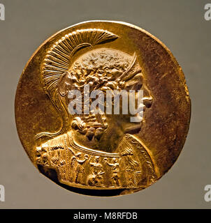 Alessandro il Grande era un antico re di Macedon (356-323 BC). Greco, Grecia ( Cuirassed busto di Alexander indossa con scudo e soffitta casco ) Foto Stock