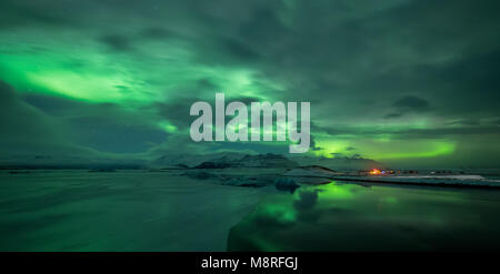 Aurora boreale su laguna di Jokulsarlon in Islanda Foto Stock