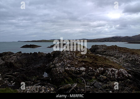 rocky irish coastline just before a storm, part of the wild atlantic way, on the mizen peninsular Foto Stock