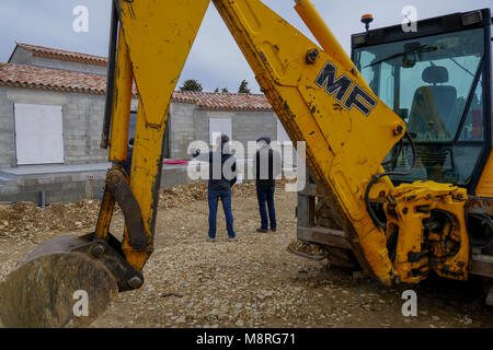 La gente paga visita alla casa indipendente cantiere, Mouriès, Frence Foto Stock