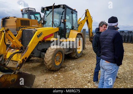 La gente paga visita alla casa indipendente cantiere, Mouriès, Frence Foto Stock