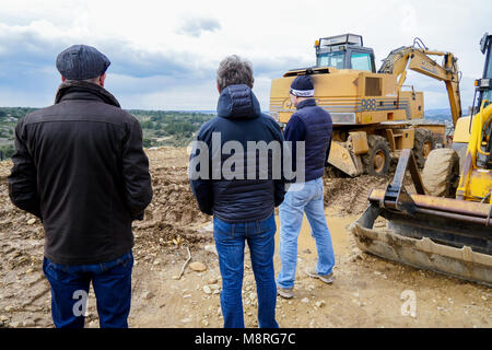 La gente paga visita alla casa indipendente cantiere, Mouriès, Frence Foto Stock