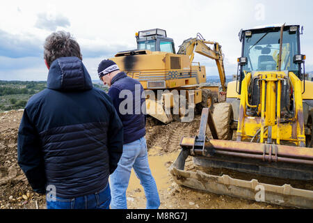La gente paga visita alla casa indipendente cantiere, Mouriès, Frence Foto Stock