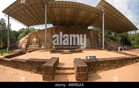 A 2 foto panoramiche di cucitura del Buddha figure al Gal Vihara in Polonnaruwa, Sri Lanka in una giornata di sole con cielo blu e i turisti a piedi attorno a. Foto Stock