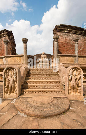 Il Vatadage a Polonnaruwa in Sri Lanka in una giornata di sole con cielo blu. Foto Stock