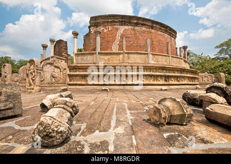 Il Vatadage a Polonnaruwa in Sri Lanka in una giornata di sole con cielo blu. Foto Stock