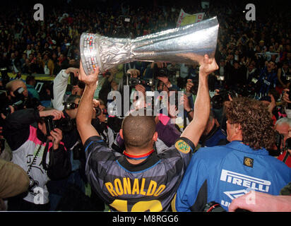 Lo stadio Parc des Princes, Parigi, Francia, 6.5.1998, Europa League 1997/1998 def. Lazio Roma vs Inter Milan 0:3 Ronaldo presenta la UEFA Cup Trofeo per le ventole Foto Stock