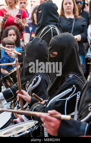 I percussionisti. Processione del Venerdì Santo. Leon, Spagna. Settimana Santa 2017. Foto Stock