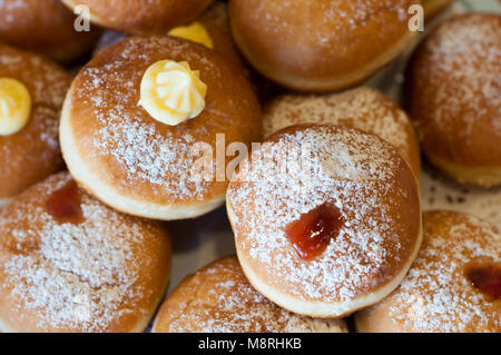 Angolo di alta vista di panini con panna e zucchero a velo Foto Stock