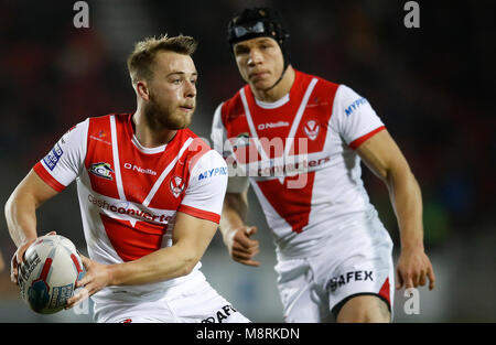 St Helens' Danny Richardson (sinistra) e Jonny Lomax in azione contro Leeds rinoceronti, durante la Betfred Super League match al totalmente Wicked Stadium, St Helens. Foto Stock