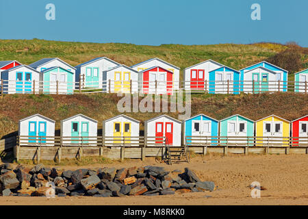 Spiaggia di capanne, Summerleaze Beach, Bude, Cornwall, Regno Unito Foto Stock