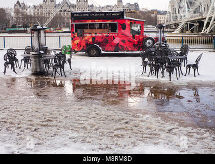 Mobile coffee shop on wheels parcheggiato sulle regine Walk Southbank del fiume Tamigi Londra UK Foto Stock