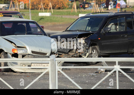 Scontro di due vetture al bivio Foto Stock