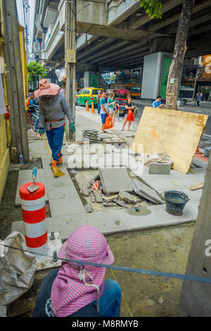 BANGKOK, Thailandia, febbraio 08, 2018: Outdoor View non identificato di persone che lavorano in strada e turisti a piedi lungo il Khao San Road a Bangkok, in Thailandia Foto Stock