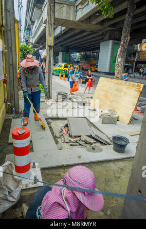 BANGKOK, Thailandia, febbraio 08, 2018: Outdoor View non identificato di persone che lavorano in strada e turisti a piedi lungo il Khao San Road a Bangkok, in Thailandia Foto Stock