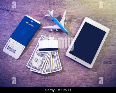 Biglietto aereo, un passaporto in corso di validità e di elettronica, prepararsi al viaggio Foto Stock