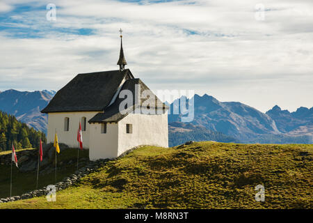 La piccola cappella vicino a Bettmeralp in Svizzera con belle montagne sullo sfondo Foto Stock