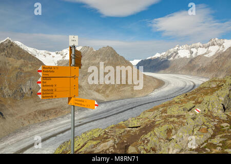Cartello con più direzioni vicino ghiacciaio di Aletsch nelle Alpi Svizzere Foto Stock