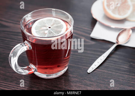 Una tazza di tè e caffè e limone sul tavolo. Foto Stock