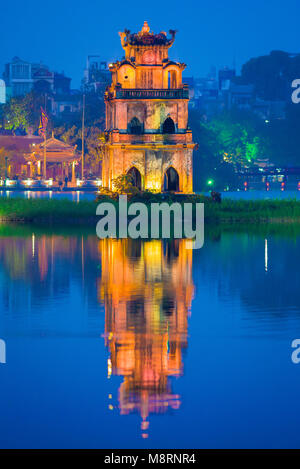 Lago Hoan Kiem, vista al crepuscolo dello storico padiglione sul lago Hoan Kiem nel centro di Hanoi chiamato Tortoise o Turtle Tower (Thap Rua), Vietnam. Foto Stock