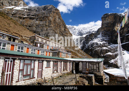 Trek in Nepal. Annapurna cirkut trek. Il più bel trekking sulle montagne dell'Himalaya. L'ostello di montagna prima del passo Thorong-la Foto Stock