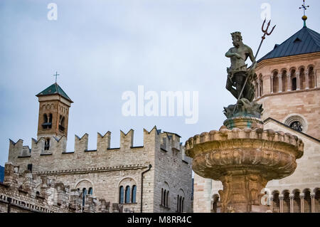 Piazza Duomo, con la torre dell orologio e il tardo barocca fontana del Nettuno. Città di Trento Italia Foto Stock