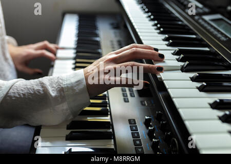 Close-up del pianista praticare il pianoforte a casa Foto Stock