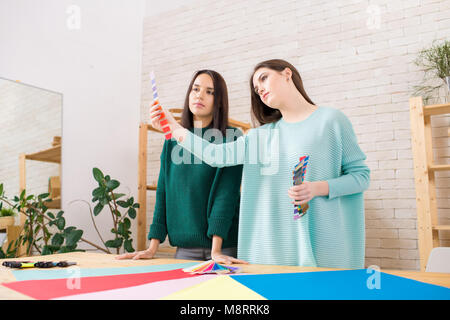 Designer di moda incentrata sul lavoro Foto Stock