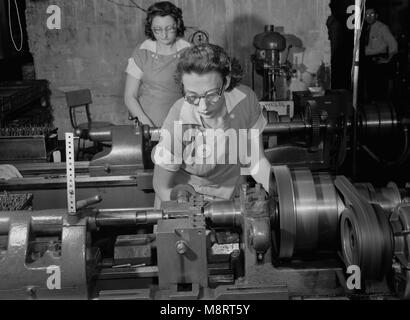 Due dei lavoratori di sesso femminile di funzionamento di macchine tornio a trapano e l'attrezzo impianto che produce punte per uso in guerra tutte le industrie di produzione, Repubblica trapano e Tool Company, Chicago, Illinois, Stati Uniti d'America, Ann Rosener, Ufficio di informazione di guerra, Agosto 1942 Foto Stock