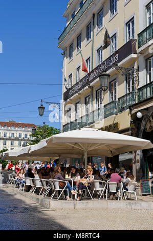 Diners al di fuori di un ristorante a Lisbona, Portogallo Foto Stock