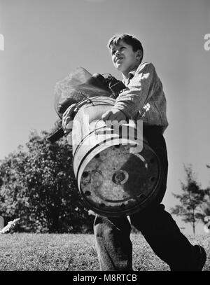 Ragazzo che trasportano Rottami di metallo che ha raccolto durante i rottami campagna di salvataggio, Roanoke, Virginia, Stati Uniti d'America, Valentino Sarra per ufficio di informazione di guerra, Ottobre 1942 Foto Stock