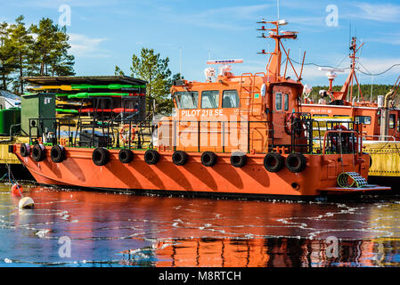 Karlshamn, Svezia - 19 Marzo 2018: documentario della vita quotidiana e l'ambiente. Arancio brillante pilota svedese nave 218 SE in porto. Thin Ice nel Foto Stock