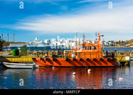 Karlshamn, Svezia - 19 Marzo 2018: documentario della vita quotidiana e l'ambiente. Pilota svedese nave 218 SE in porto. Visby marina classe corvette ves Foto Stock