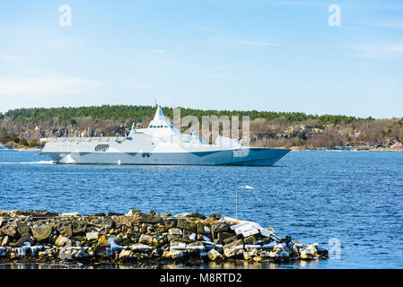 Karlshamn, Svezia - 19 Marzo 2018: documentario della vita quotidiana e l'ambiente. Navy Stealth Visby missile classe corvette K35 Karlstad sull esercizio r Foto Stock