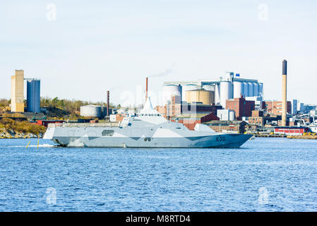 Karlshamn, Svezia - 19 Marzo 2018: documentario della vita quotidiana e l'ambiente. Navy Stealth Visby missile classe corvette K35 Karlstad sull esercizio r Foto Stock