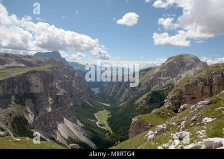 Una vista guardando lungo il Langental o Vallunga a valle nel Naturpark Puez-Geisler o Parco Naturale Puez-Odle a Selva di Val Gardena Dolomiti Italia Foto Stock